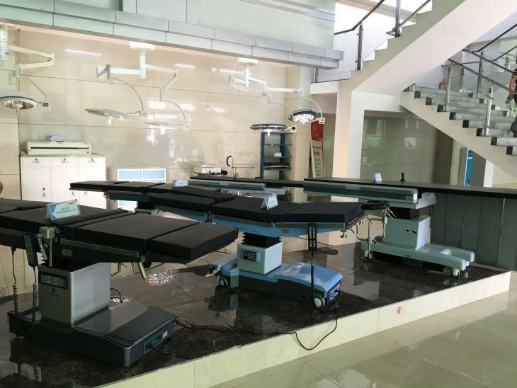 Radiolucent Operating Surgical Table